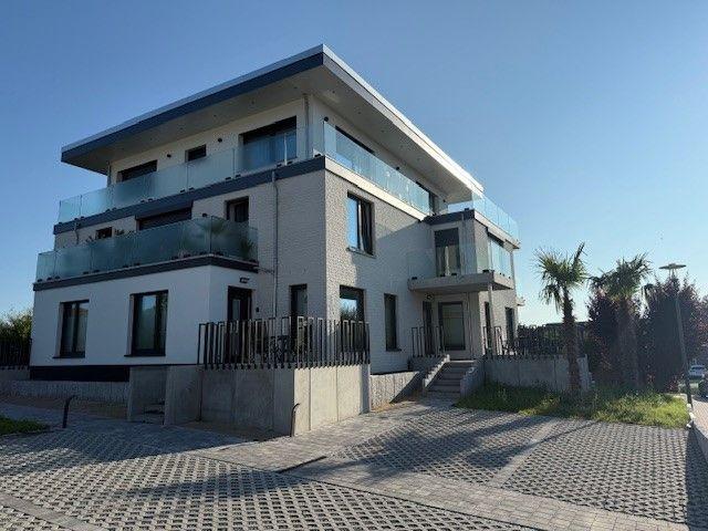 Moderne Villa mit Balkonen und Glasgeländern