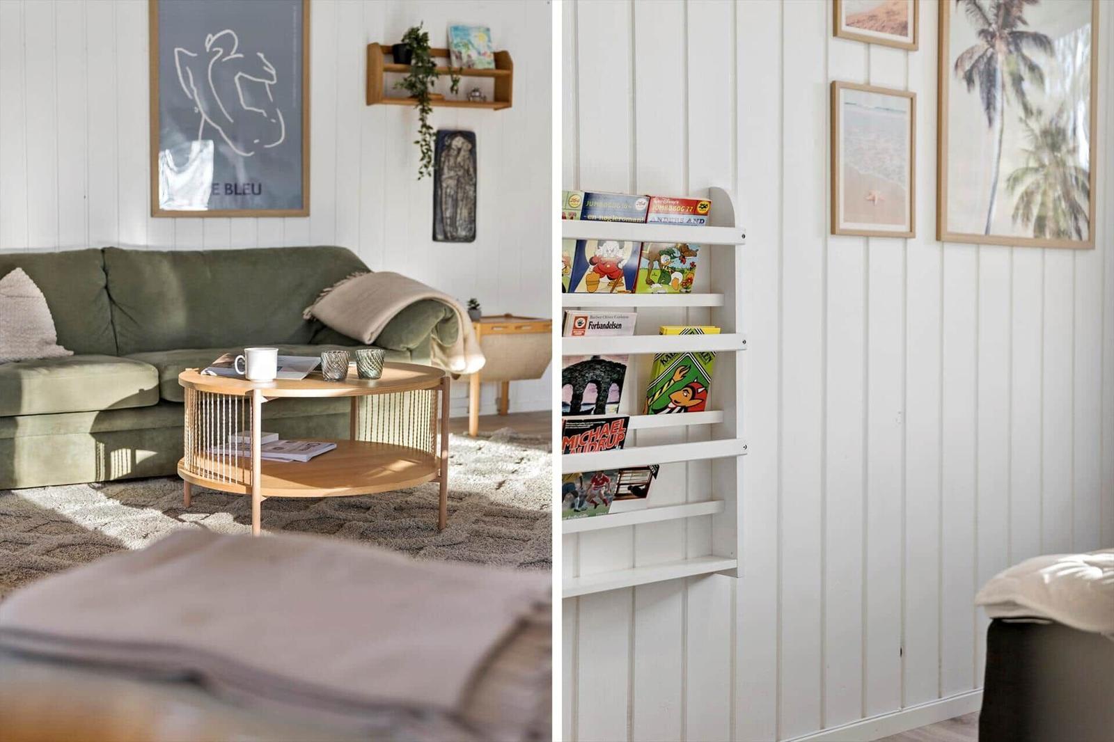 Wohnzimmer mit Sofa, Couchtisch und Bücherregal an der Wand.