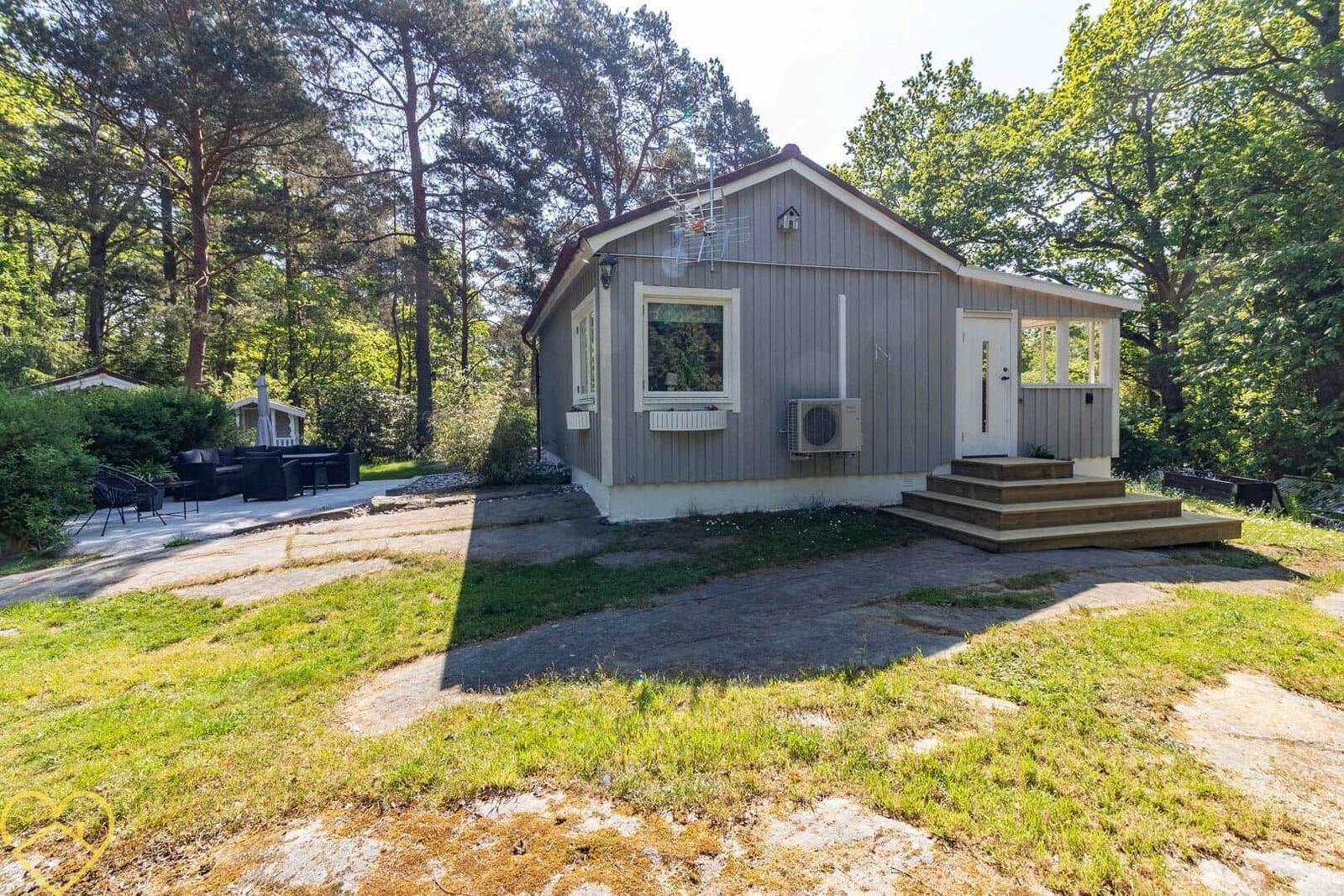 Haus mit Terrasse und Garten im Wald