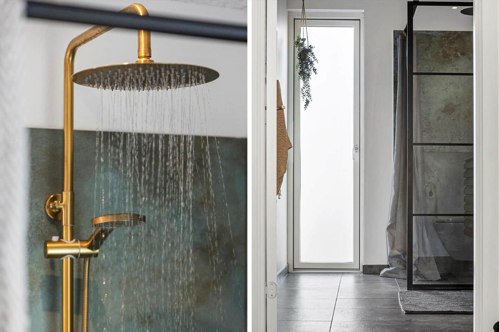 Showerhead with water stream and floor-standing bathtub
