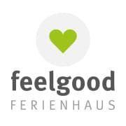Logo von feelgood FERIENHAUS mit grünem Herz in Kreis