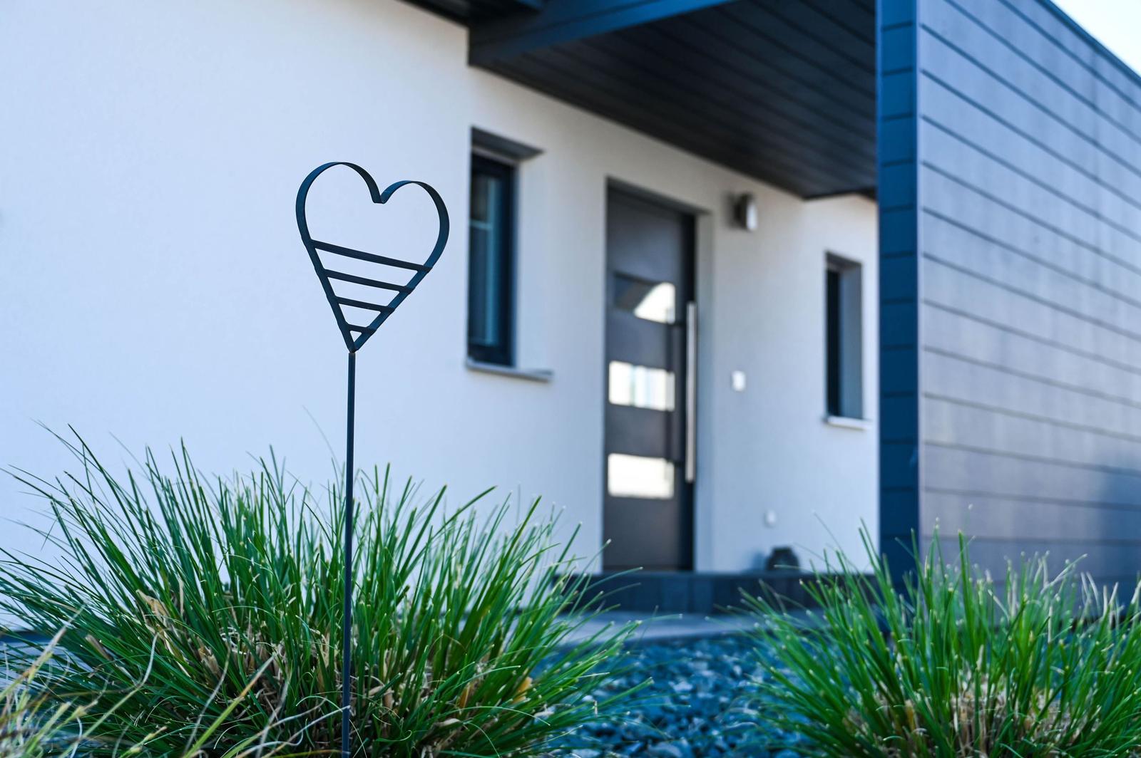 Moderne Villa mit Herz-Dekoration im Vorgarten