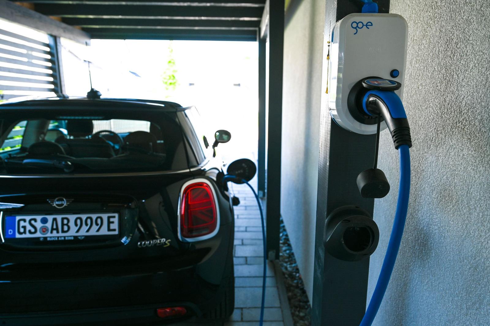 Elektrisches Auto an Ladebox im Carport