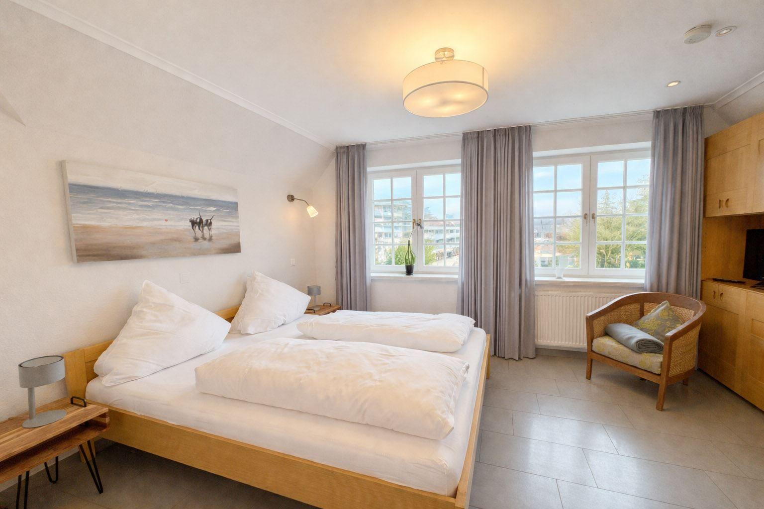 Schlafzimmer mit Doppelbett...