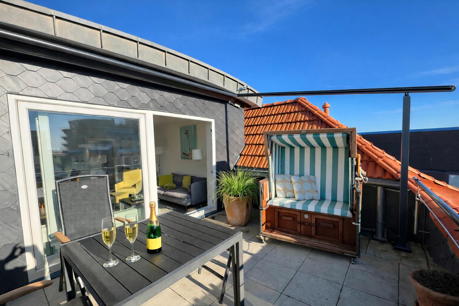 Sitzecke draussen mit Strandkorb...