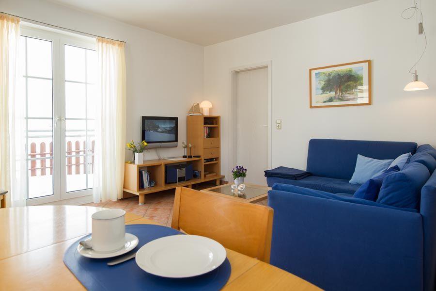 Blick vom Esstisch auf TV