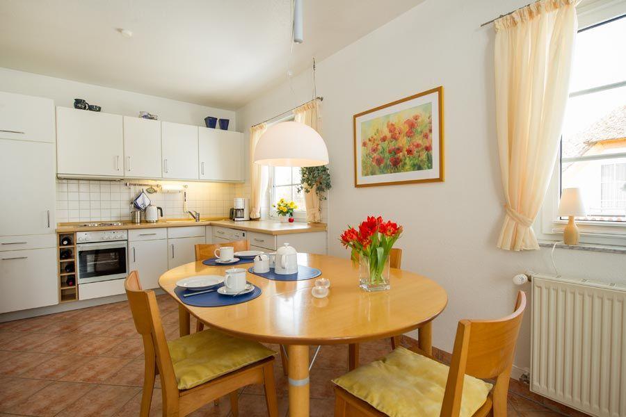 Esstisch und die offene Küchenzeile