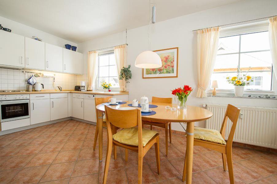 Esstisch mit Küchenzeile