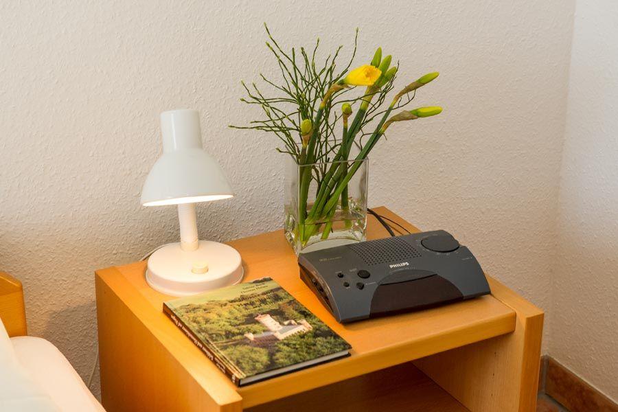 Nachttischchen mit Radio