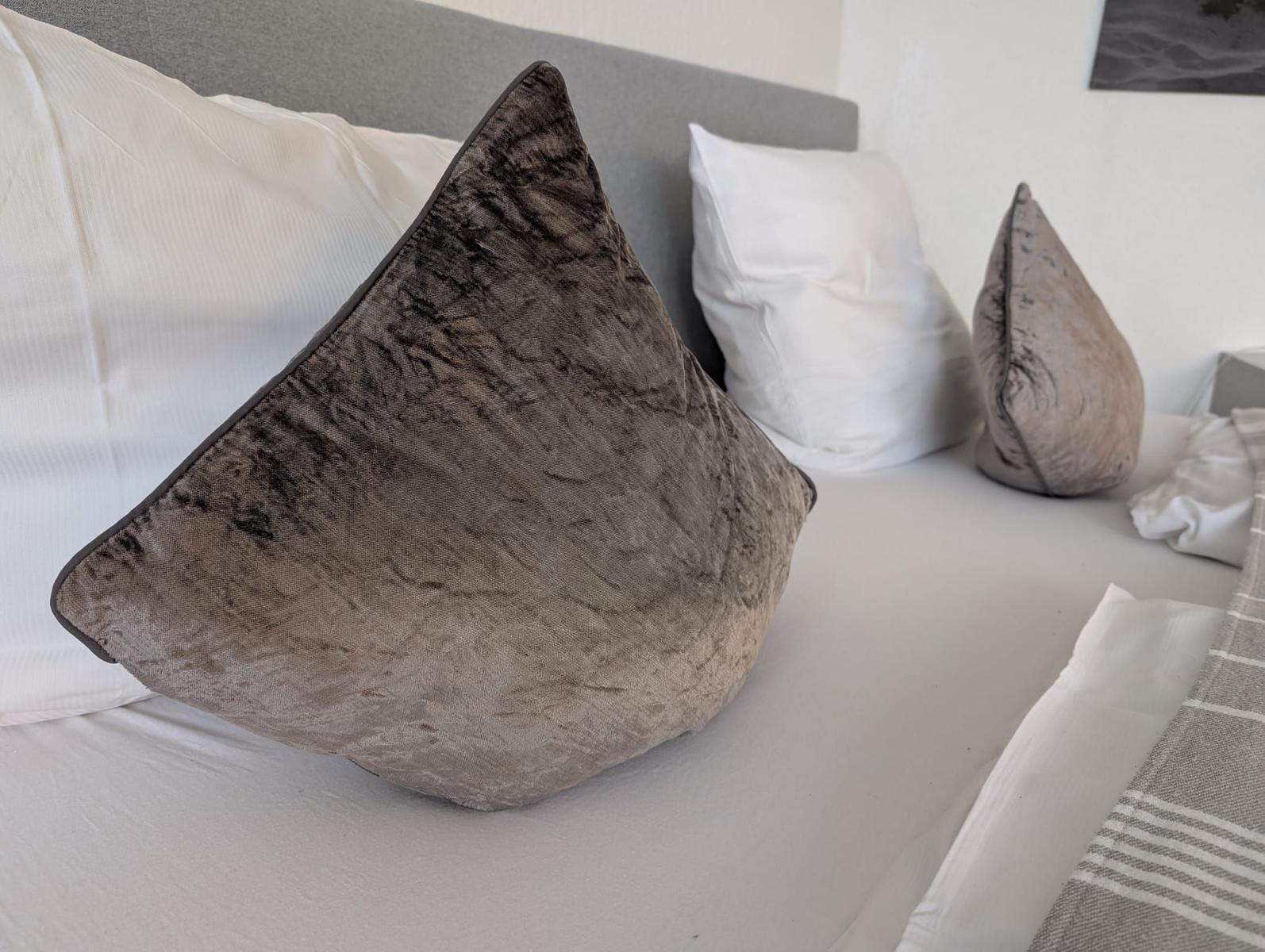 Bettkopfteil mit Kissen und Decke