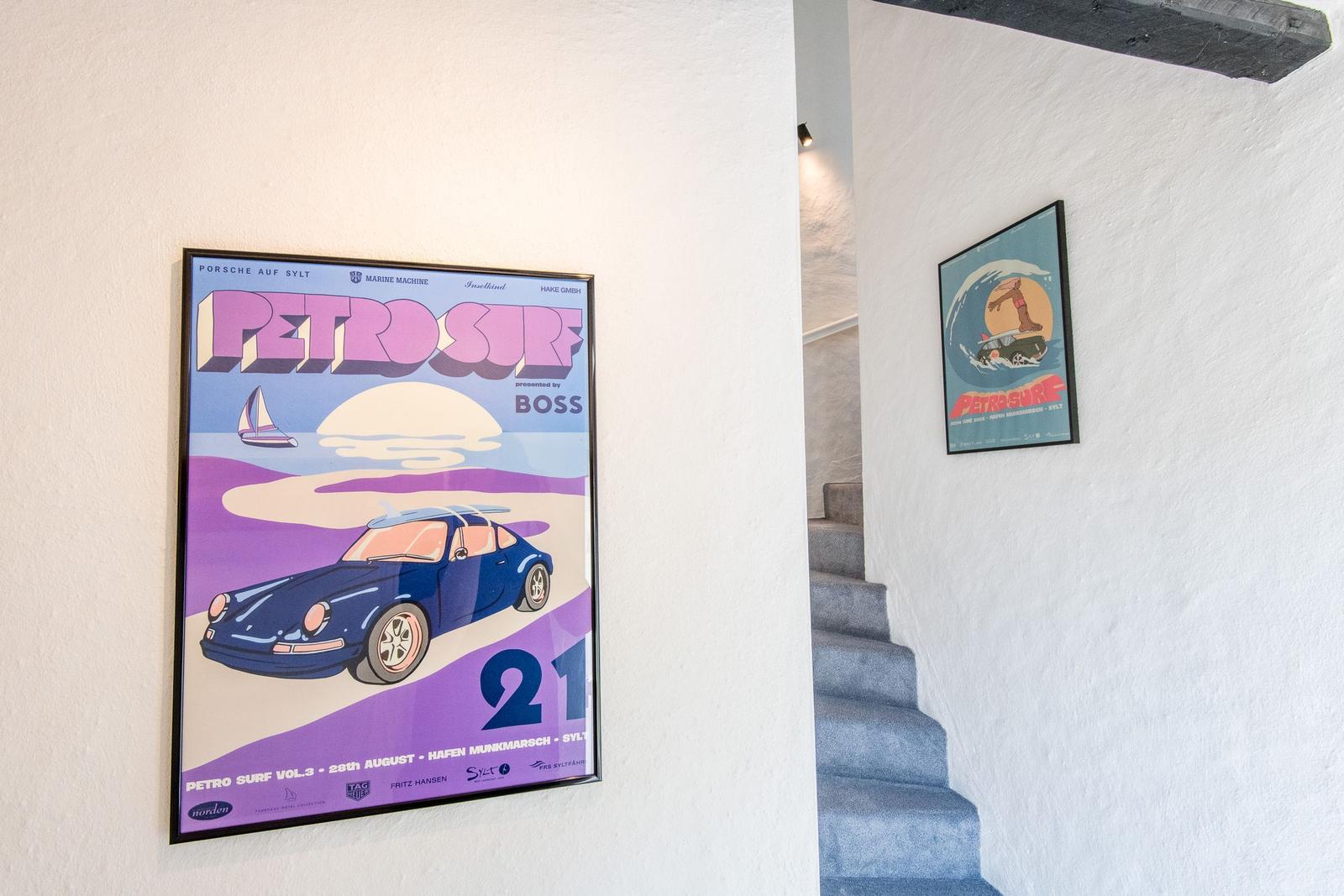 Halle mit Treppenhaus und zwei Wandplakaten von Petro Surf.