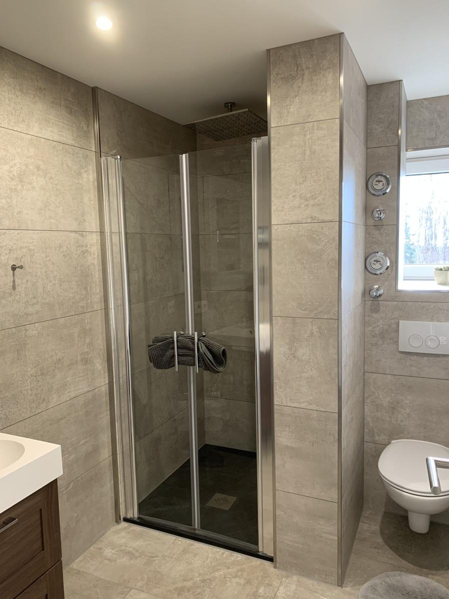 Duschbad mit Regendusche