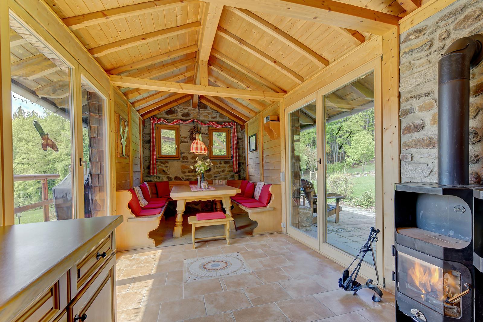 Feuerknistern, Holzduft und Hüttenwärme – unsere Grillhütte im Herzen des Waldes