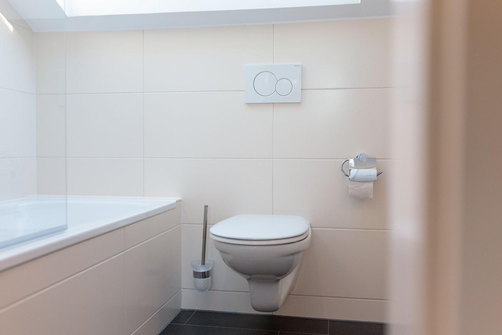 Bad mit Toilette, Toilettenpapierhalter und Dusche