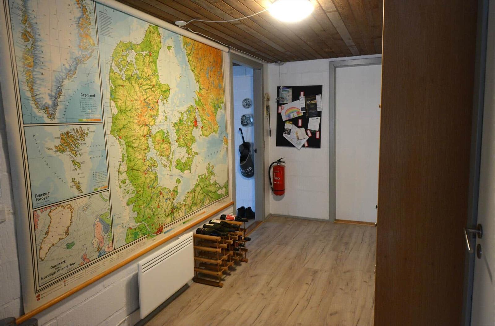 Wohnbereich mit Karte Norwegens und Weinregal