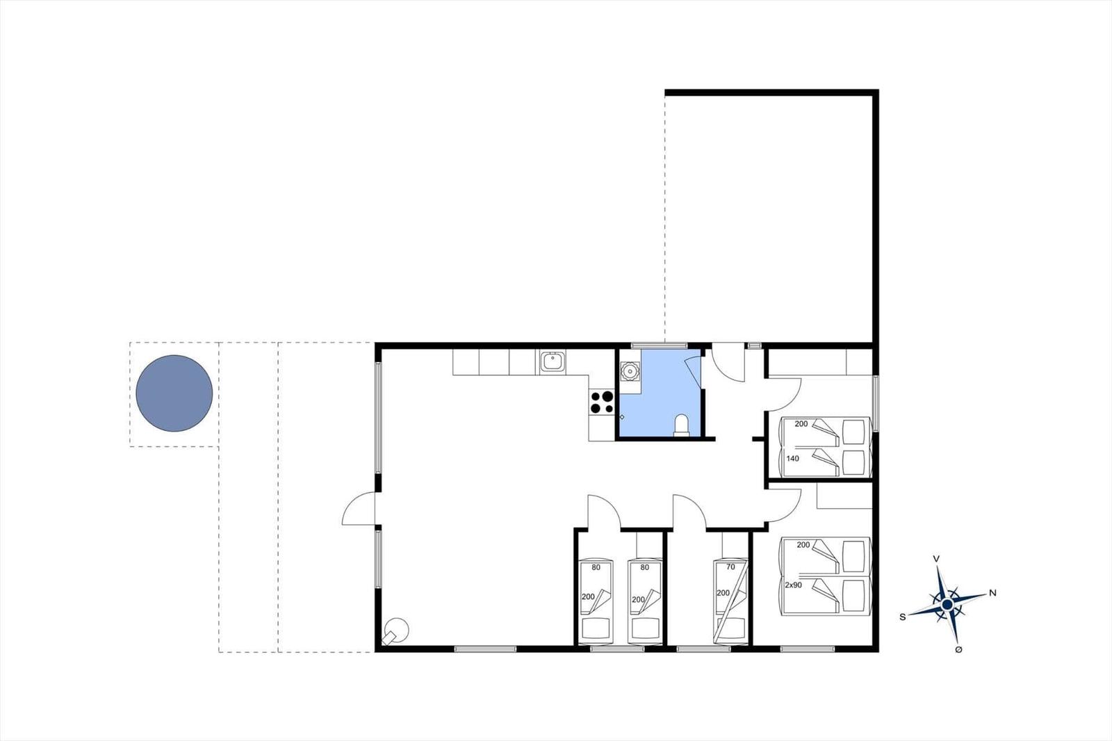 Wohnung mit Küche, Bad, drei Schlafzimmern und Terrasse. Orientierung mit Kompass.