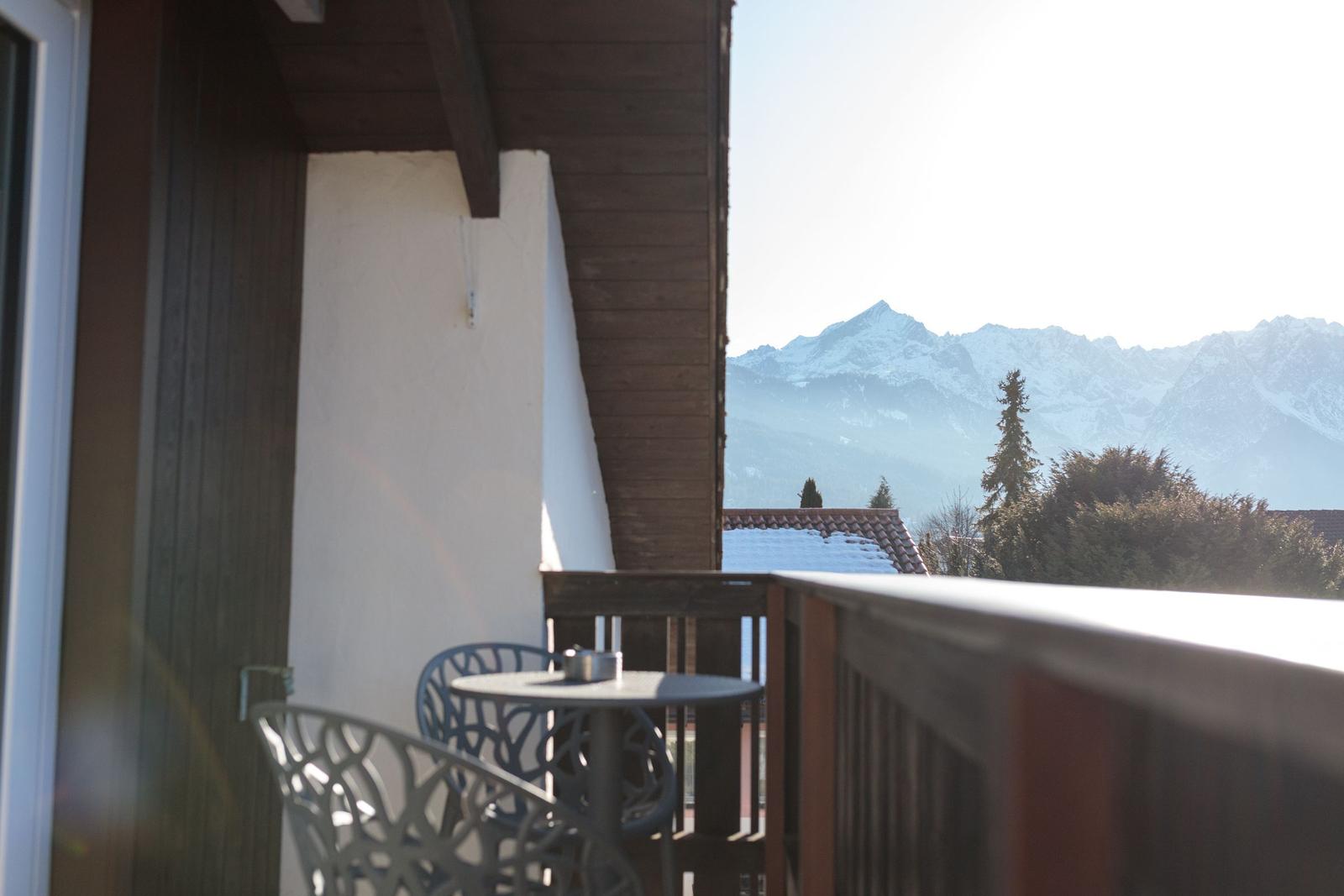 Terrasse mit Tisch und Stühlen bietet Bergblick.