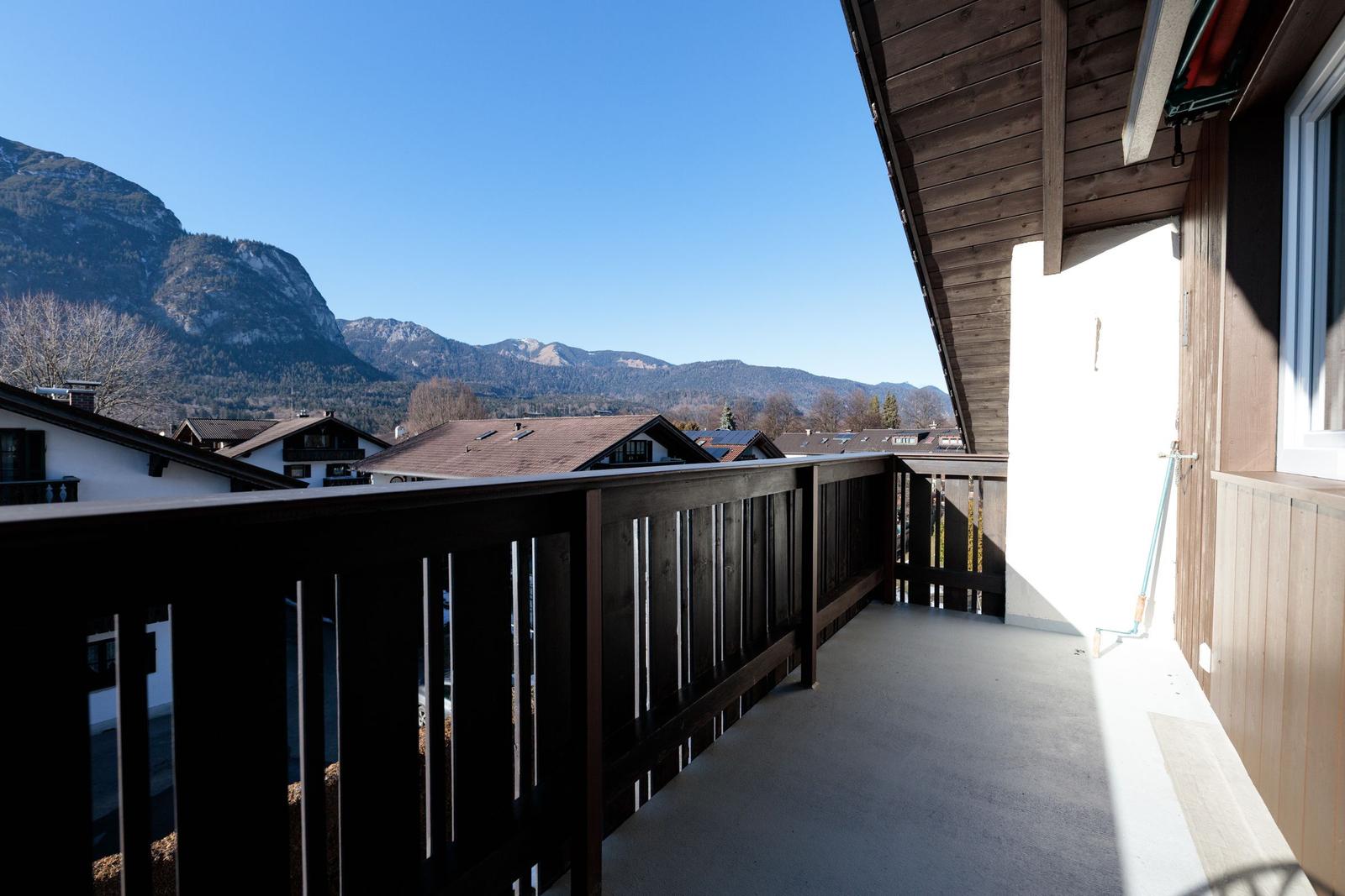 Terrasse mit Blick auf Berge und Dächer