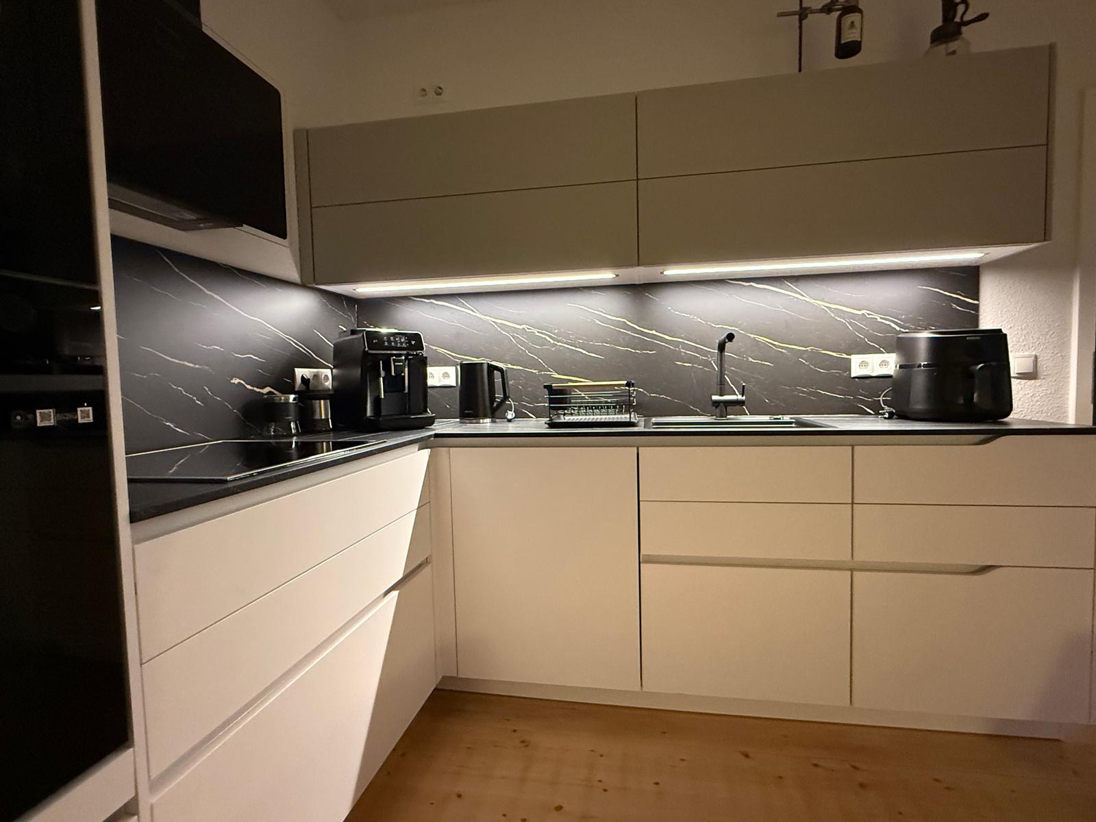 Küche mit elektrischen Geräten