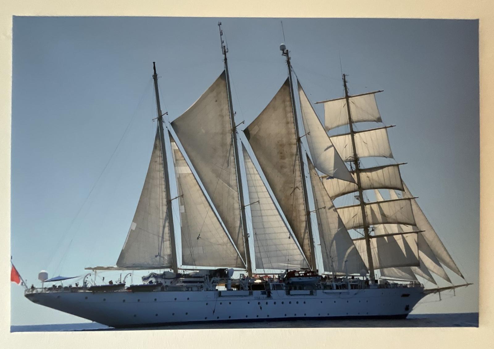 Großes Segelschiff mit mehreren Masten und Segeln auf offener See.