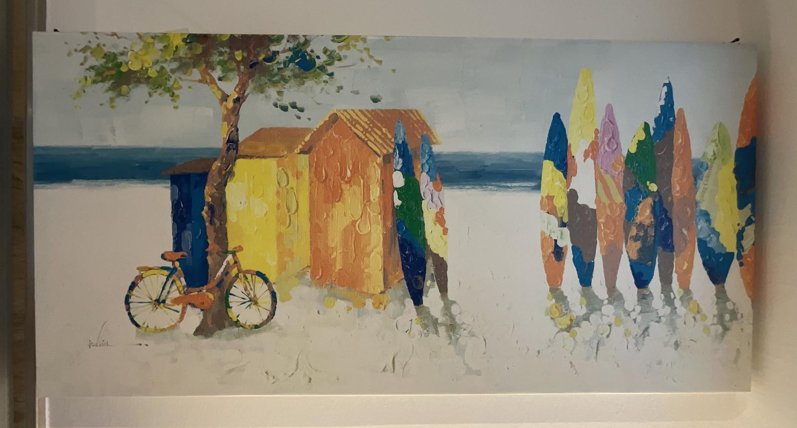 Bild mit bunten Surfbrettern, Strandhütten und Fahrrad unter Baum