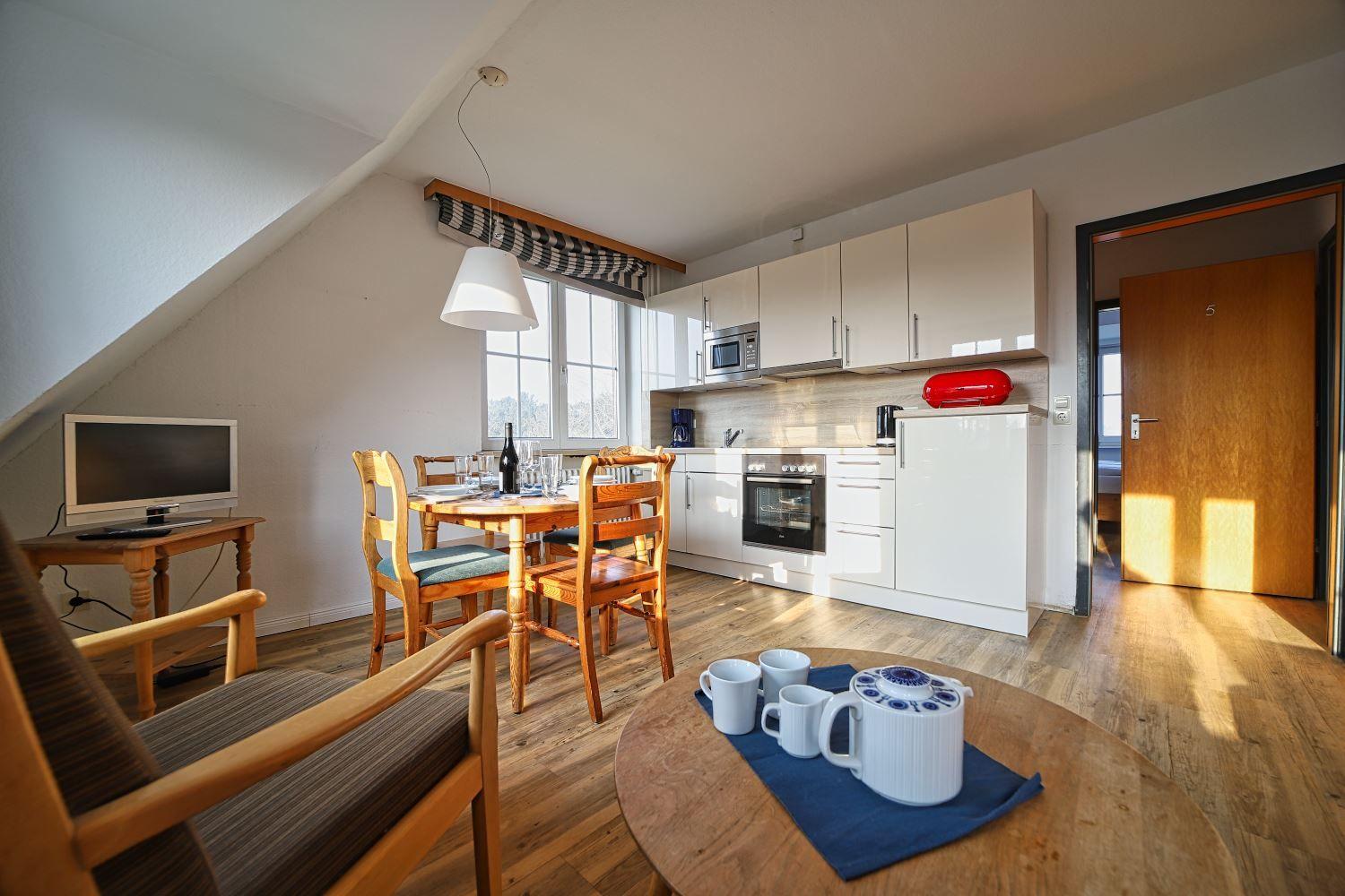 Wohnküche mit Essbereich, Holzmöbel und Küchengeräten