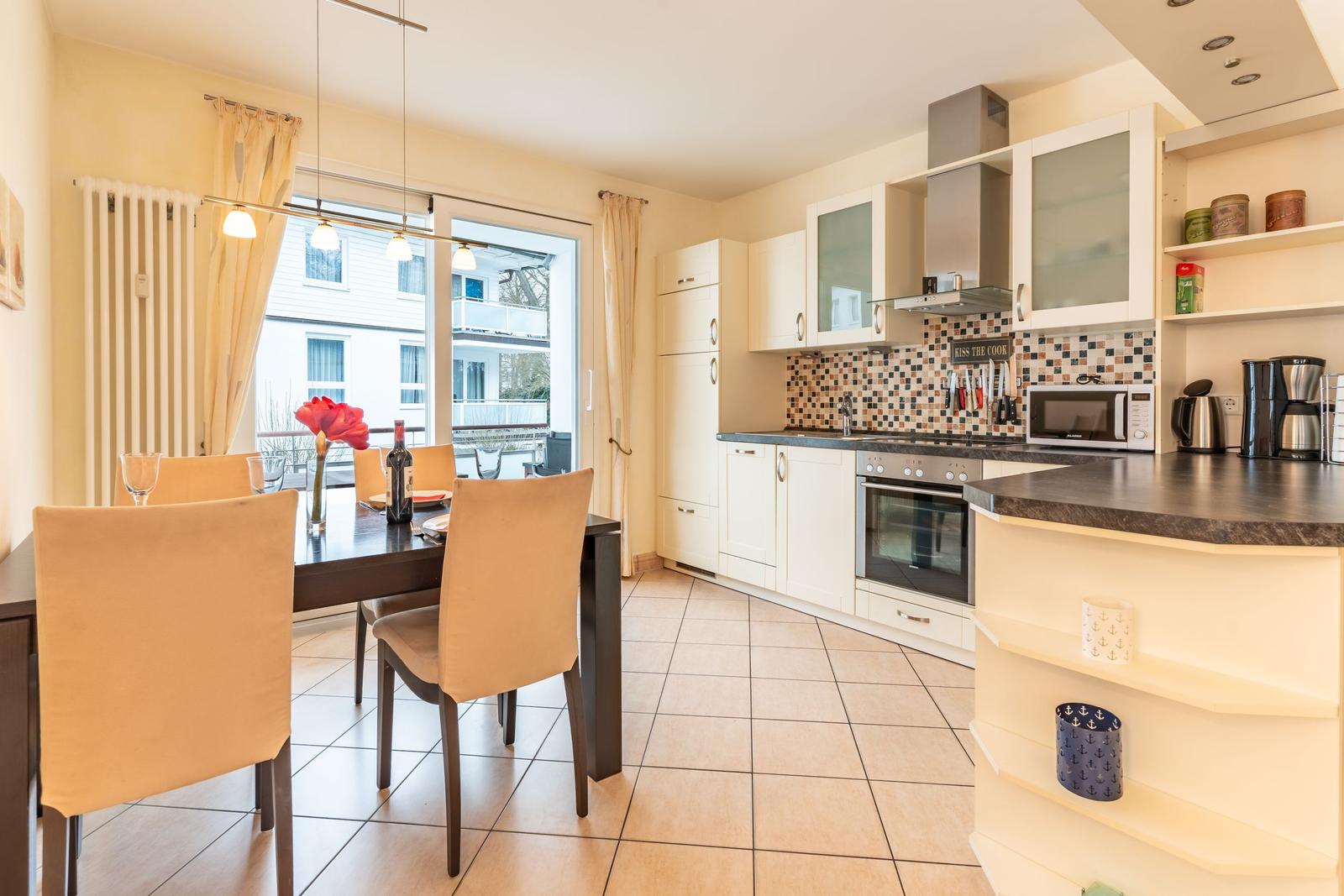 Küche mit Essbereich