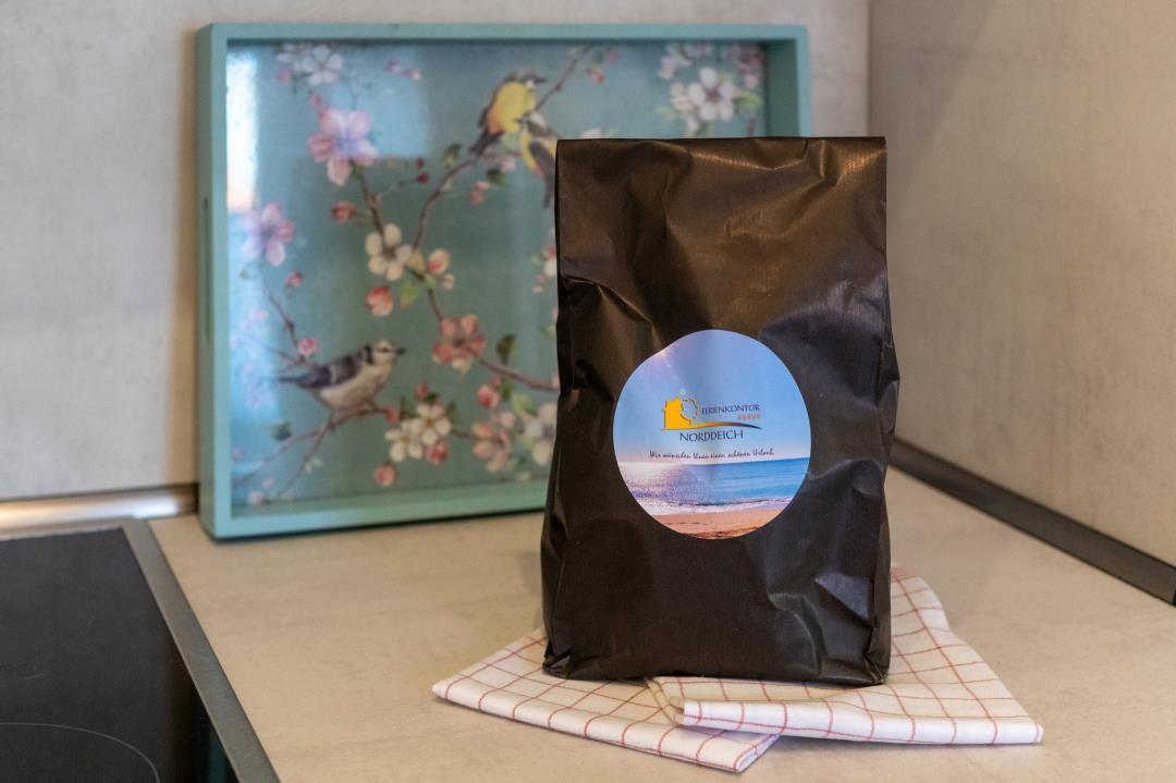 Eine Tasse Kaffee mit Kaffeebeutel auf Küchenarbeitsplatte