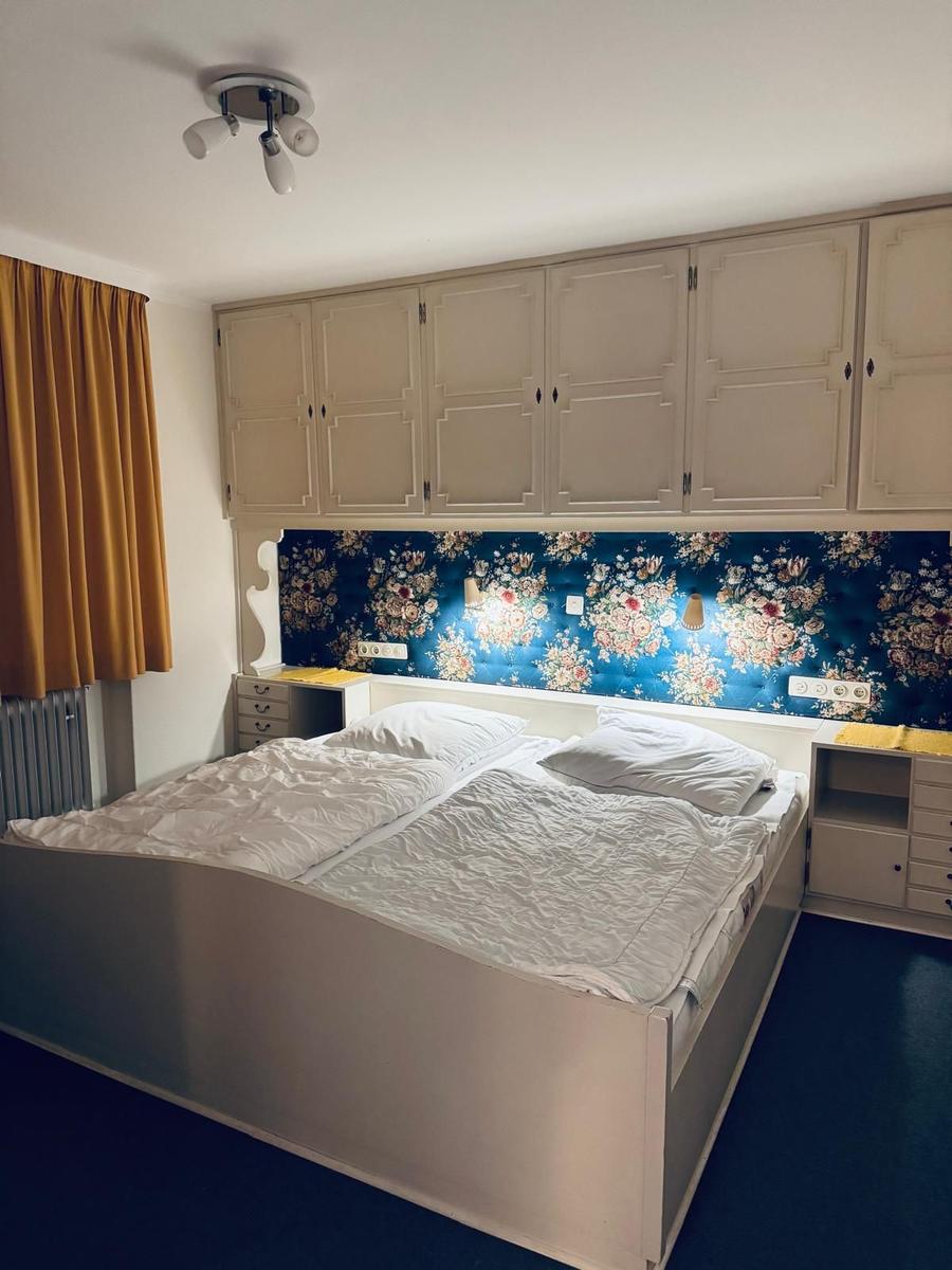 Das Schlafzimmer ist mit 2x1m getrennten Matratzen ausgestattet, hat ein Fenster und ist mit einer abgedunkelten Jalousie ausgestattet.