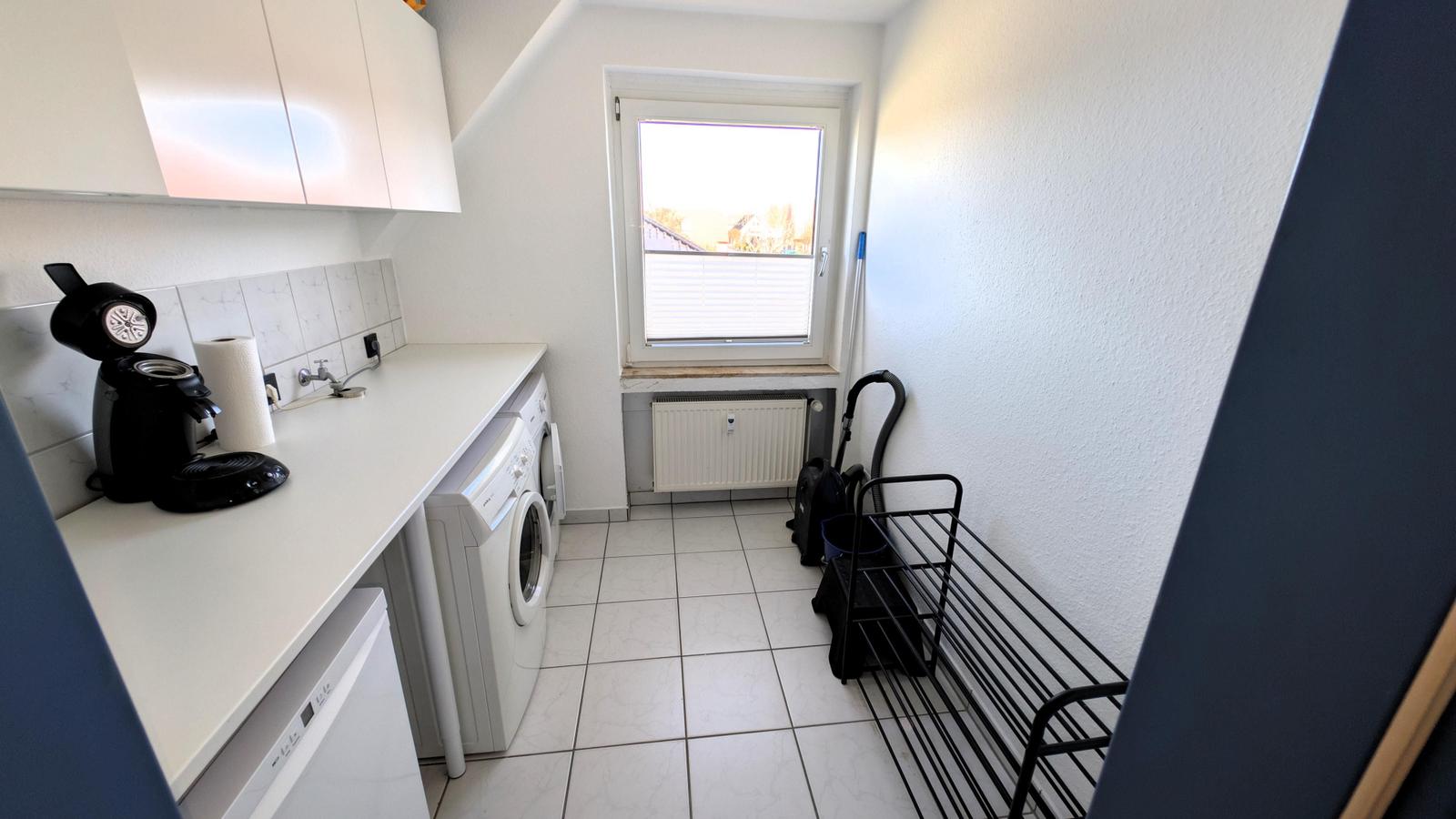 Wohnung mit Waschmaschine, Spülmaschine, Kaffeemaschine und Fenster