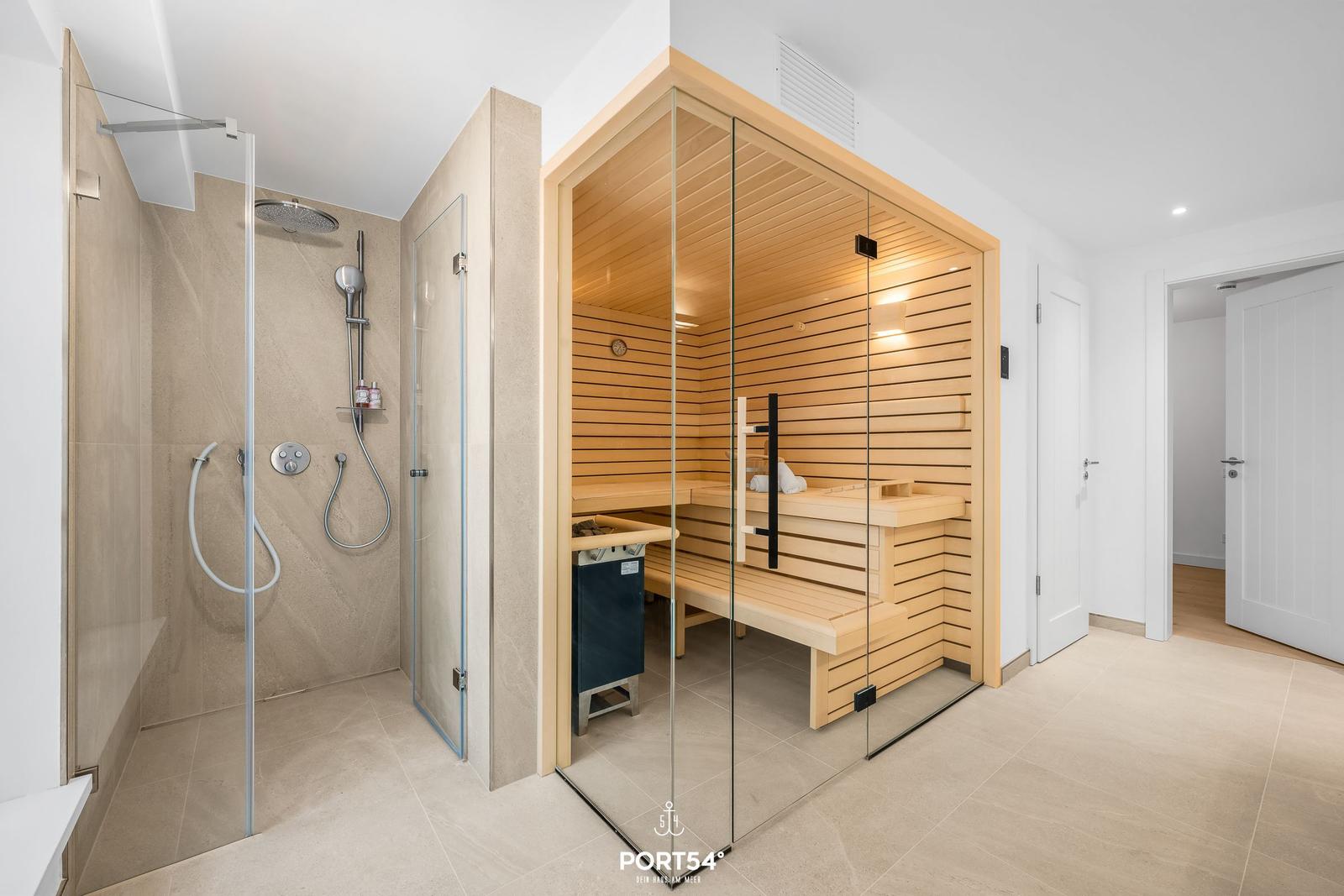 Dusche und Sauna in moderner Umgebung mit Holz und Glas.