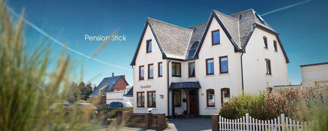 Pension Stick mit weißer Fassade und grauem Dach