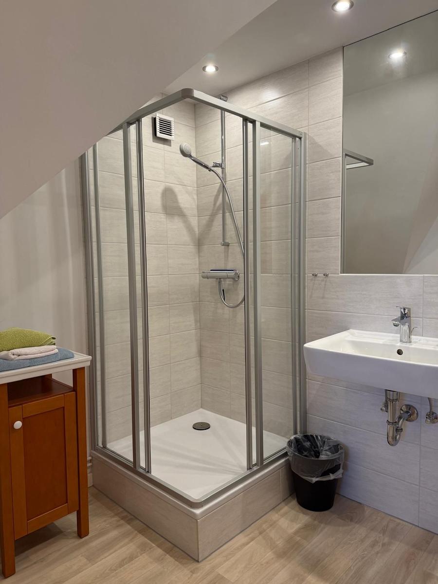 Duschkabine mit Spiegelschrank und Waschbecken