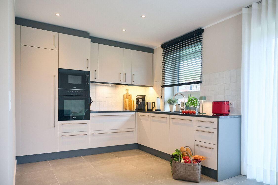 Moderne Küche mit integriertem Backofen und Arbeitsfläche