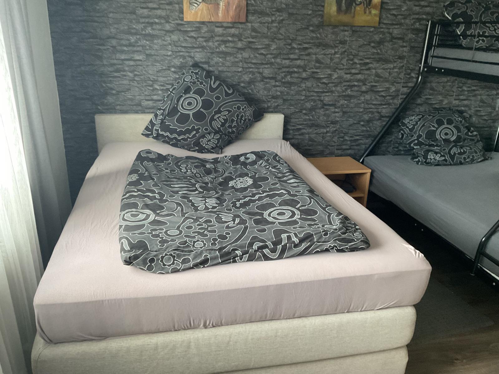 Boxspringbett 140/200 mit Taschenfederkern u. hochwertiger 
Schaumstoffmatratze