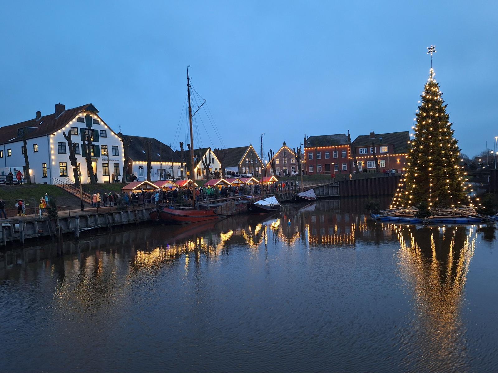 Weihnachtsmarkt im nahegelegenen Carolinensiel - der schwimmende Weihnachtsbaum ist eine Attraktion.