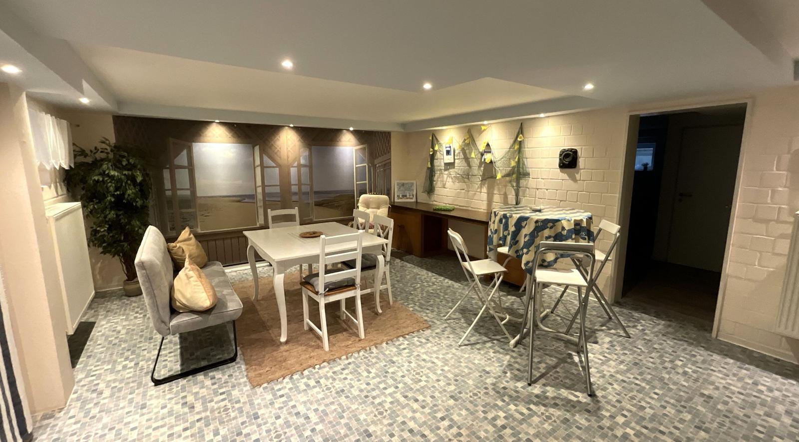 Essbereich mit Tisch, Stühlen und gemütlicher Sitzgelegenheit.