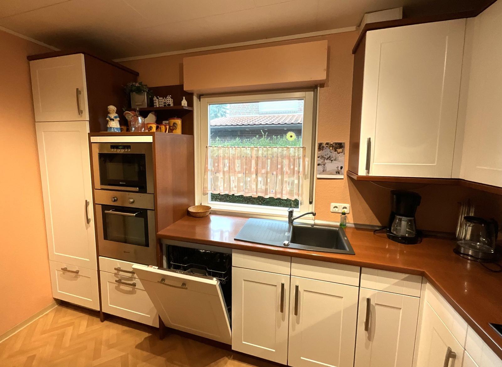 Küche mit Spüle, Waschmaschine und Fenster