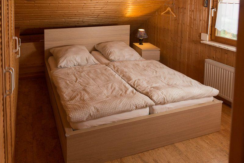 Schlafzimmer oben mit Doppelbett