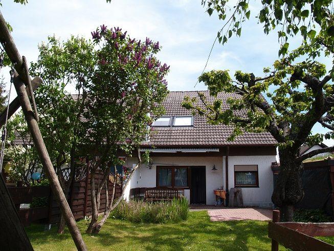 Blick von der Schaukel durch den Garten