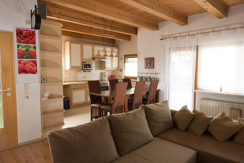 Wohnzimmer mit Blick in die Küche