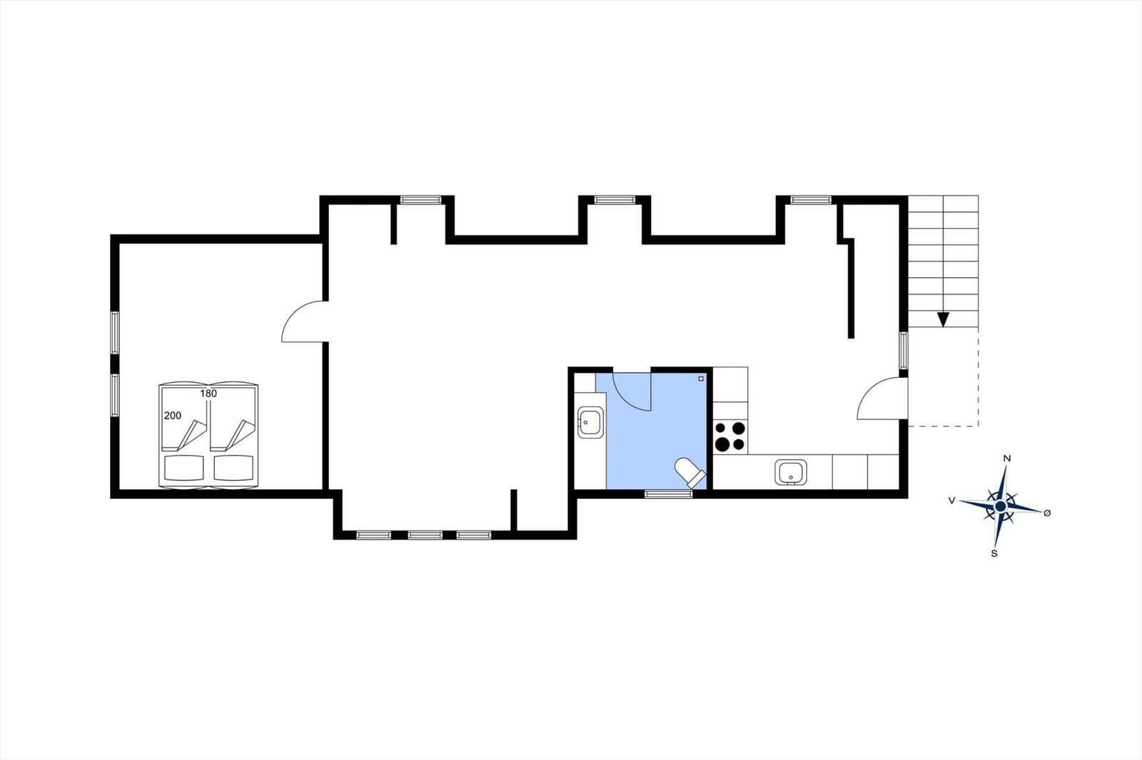 Wohnung mit Schlafzimmer, Küche und Bad. Mit Treppe nach oben.