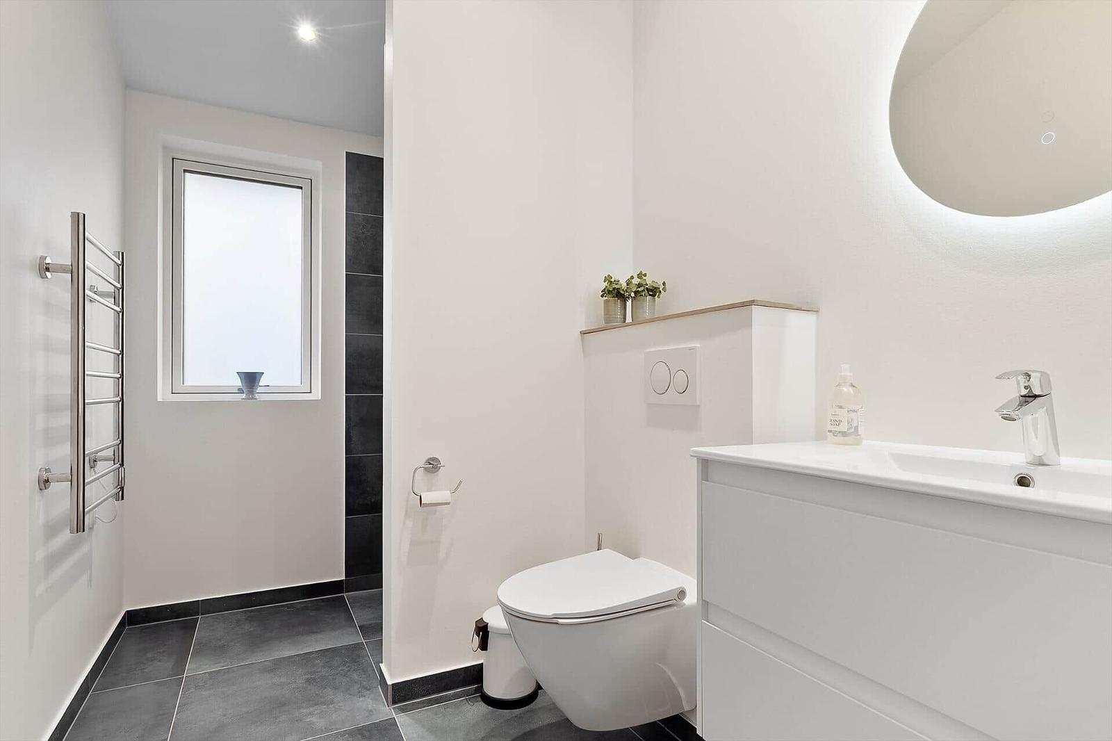 Badezimmer mit Toilette, Waschbecken und Dusche