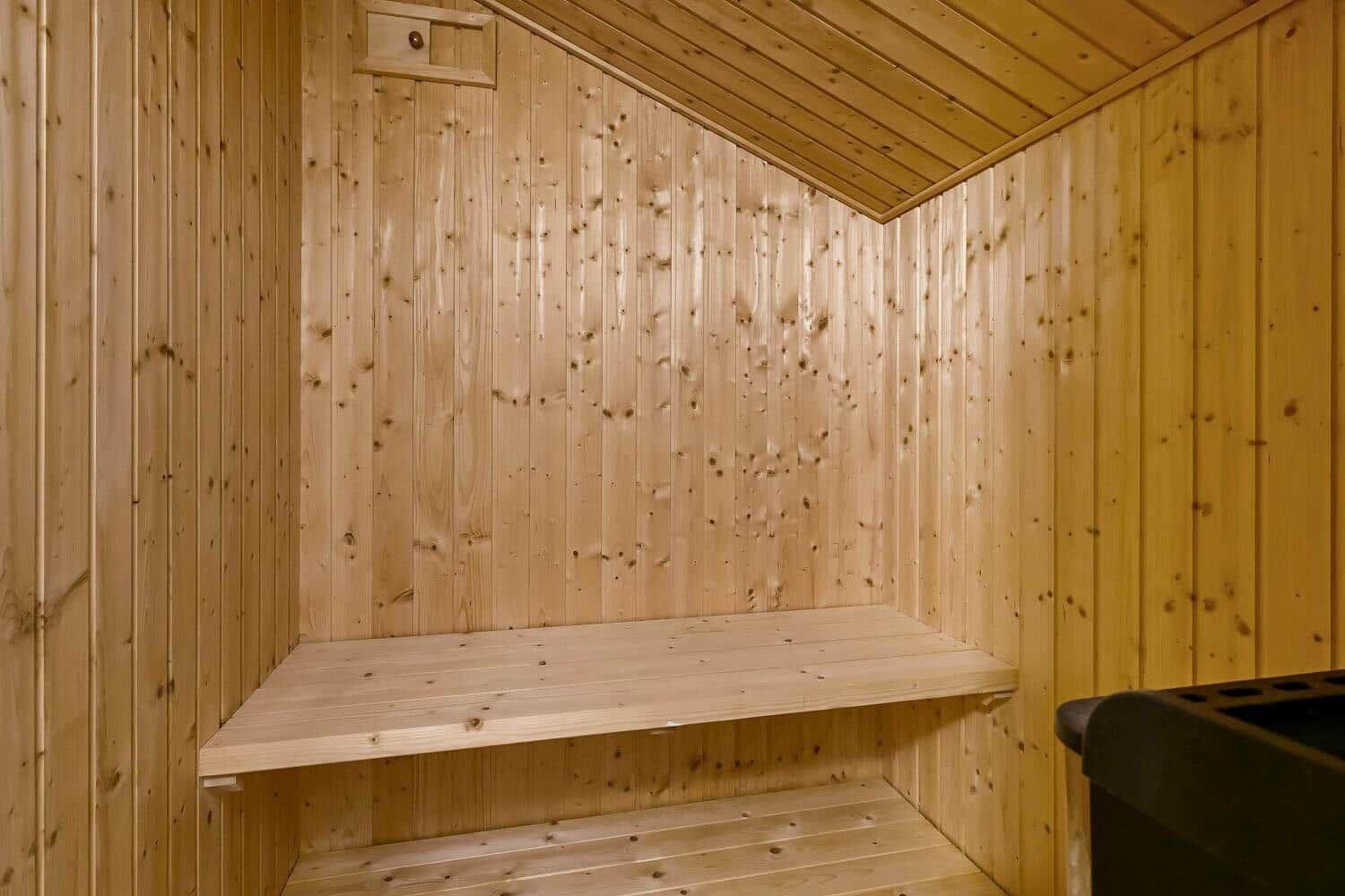 Sauna mit Holzwand und Sitzbank