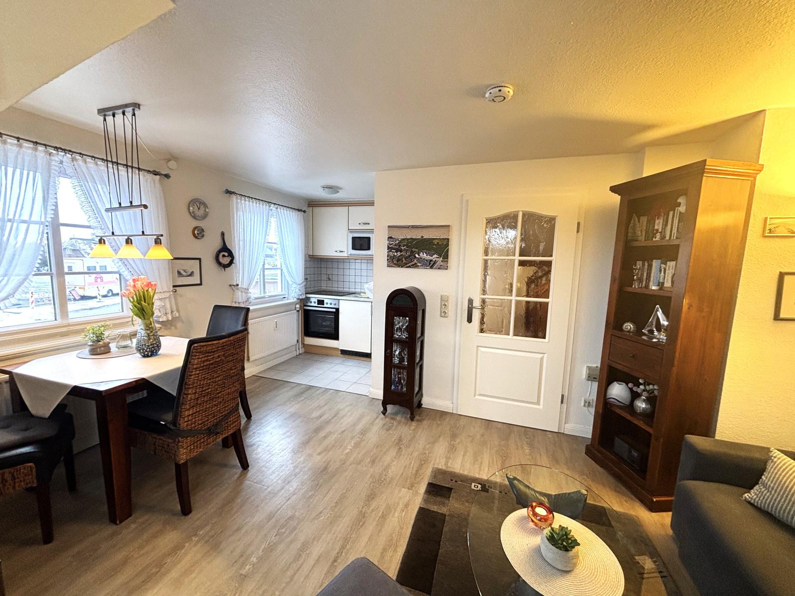 Wohnzimmer mit Blick zum Strandweg