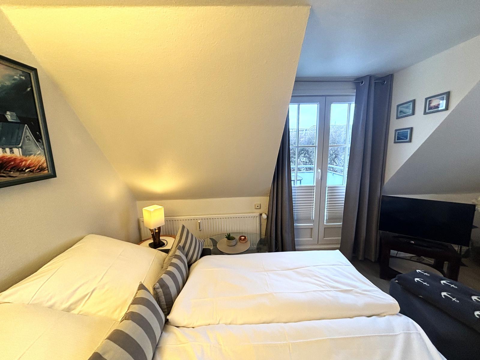 Wohnzimmer mit großem Schlafsofa