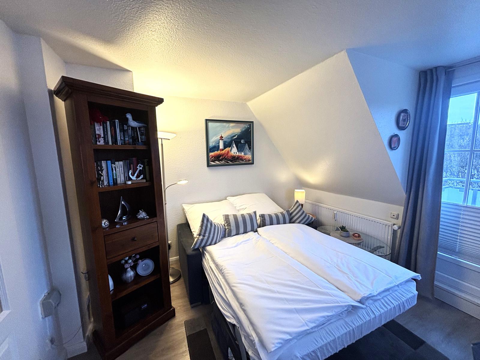 Wohnzimmer mit ausgeklapptem Schlafsofa