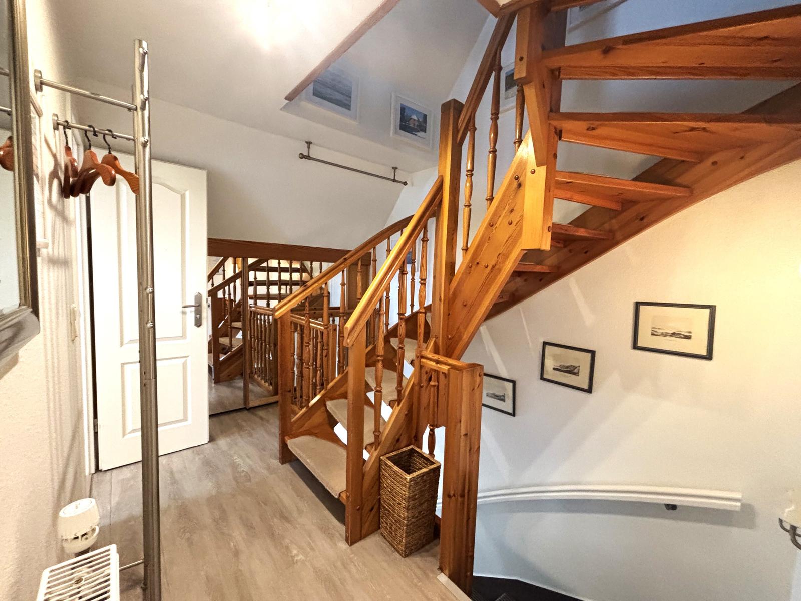 Flur mit Spiegelschrank