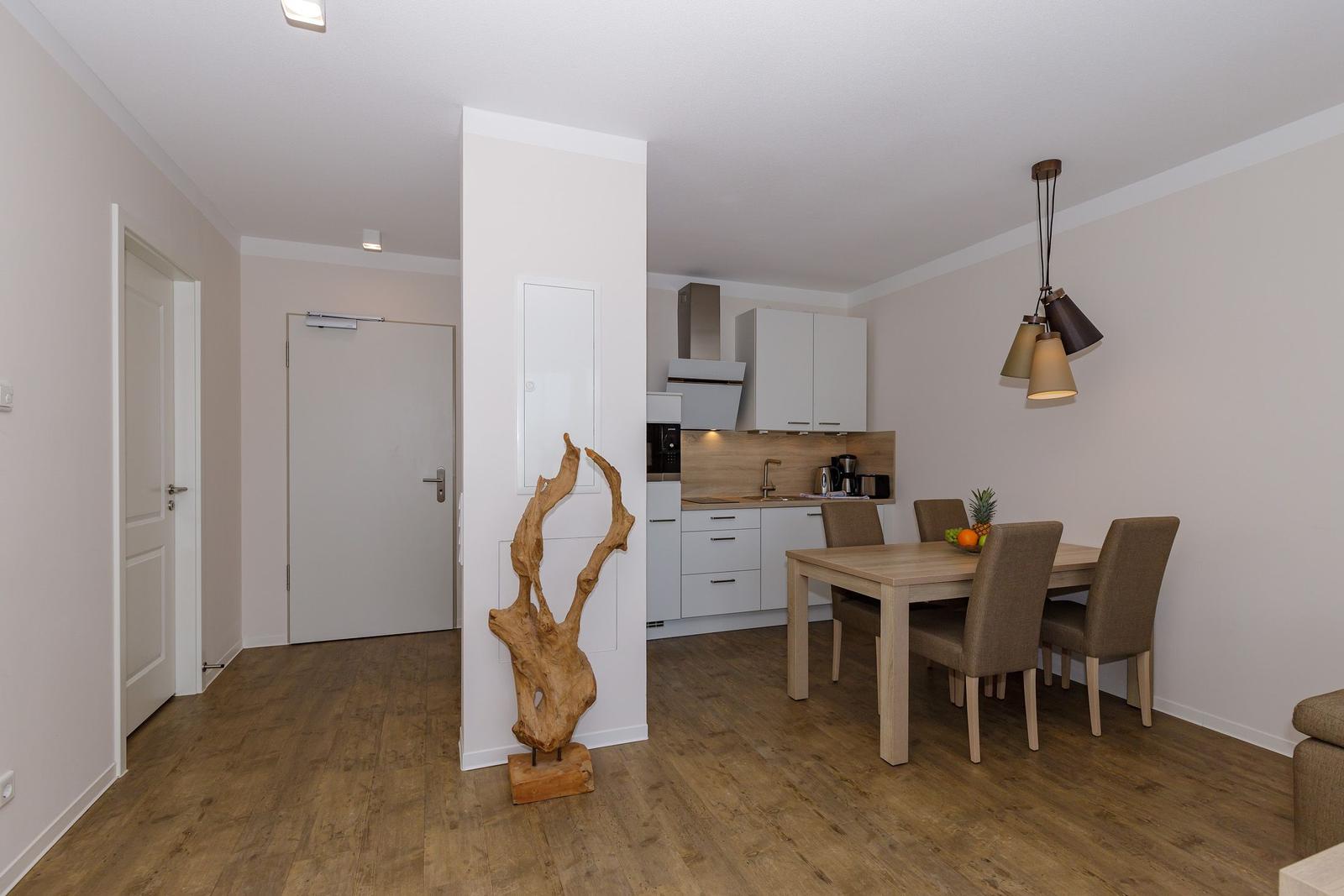 Wohnung mit Essbereich, Küche und Holzfußboden