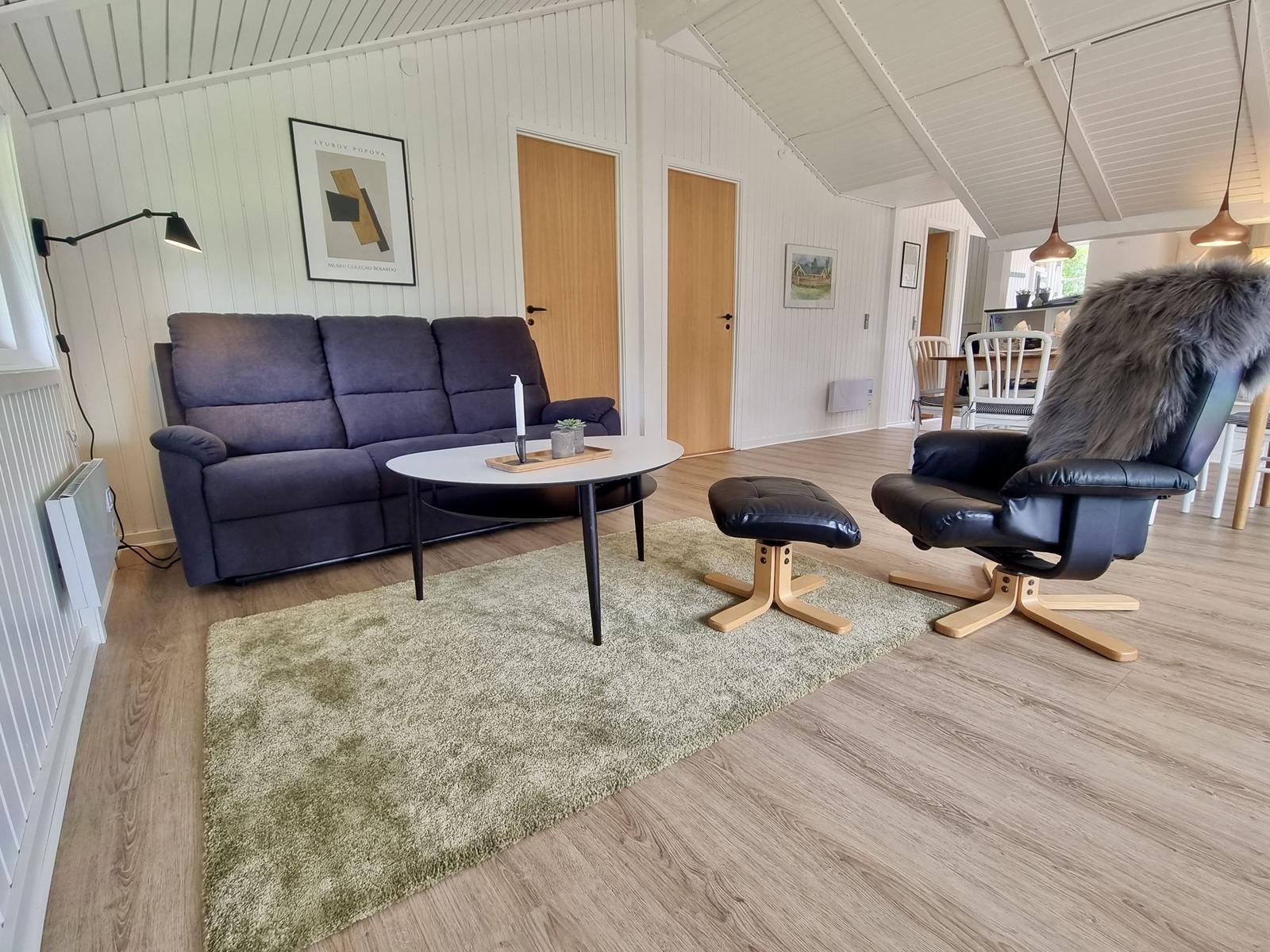 Wohnzimmer mit Sofa, Sessel und Esstisch